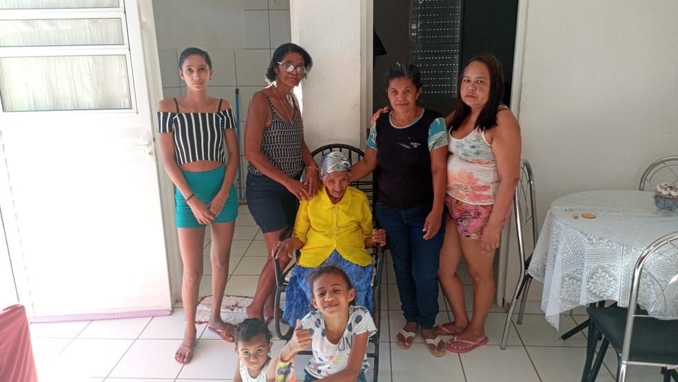 Dona Maria com as filhas Dinda, Penha, amiga Fabi e com uma neta e dois bisnetos.  — Foto: Arquivo pessoal