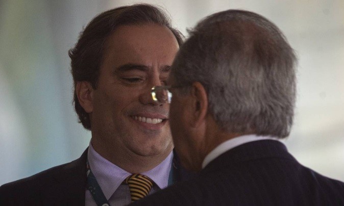 Guimarães conversa com o ministro Paulo Guedes, que o convidou para a Caixa no fim de 2018. Foto: Daniel Marenco