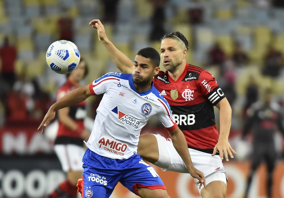 Raí e Diego disputam a bola em partida entre Flamengo e Bahia, disputada no Maracanã — Foto: André Durão