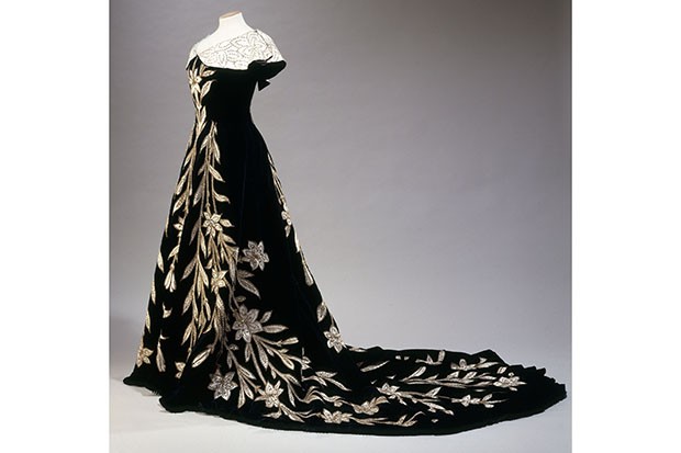 The “Robe aux lys” evening gown by Worth, c. 1896, in black velvet with silk embroidery and pearl and sequin appliqué (Foto:  L. Degrâces et Ph. Joffre/Galliera/Roger-Viollet)