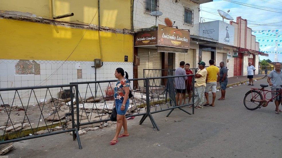 Nesta segunda-feira (12), era possível ver os escombros da marquise que desabou em Aliança, na Zona da Mata — Foto: Danielle Fonseca/TV Globo