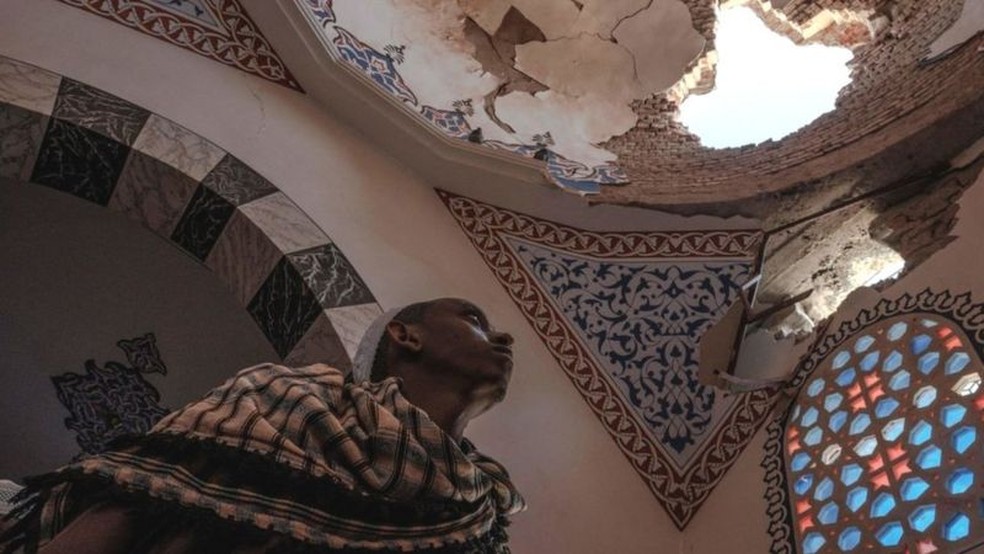 Um dos mausoléus da história mesquita de al-Negashi Mosque foi danificado em conflitos no Tigré — Foto: AFP/BBC