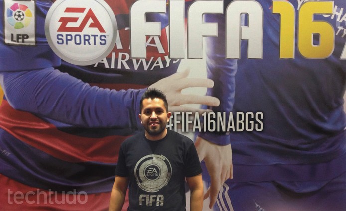 Samuel Rivera no estande do Fifa 16 na BGS 2015 (Foto: Cassio Barbosa/TechTudo)