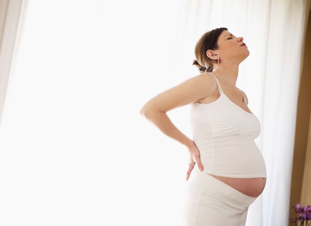 grávida; dor nas costas; saúde (Foto: ThinkStock)