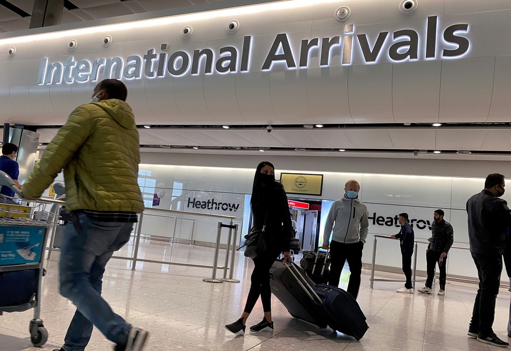Passageiros chegam ao aeroporto de Heathrow, em Londres, nesta segunda-feira (8), quando passa a valer uma quarentena obrigatria para quem chega do exterior   Foto: Toby Melville/ Reuters