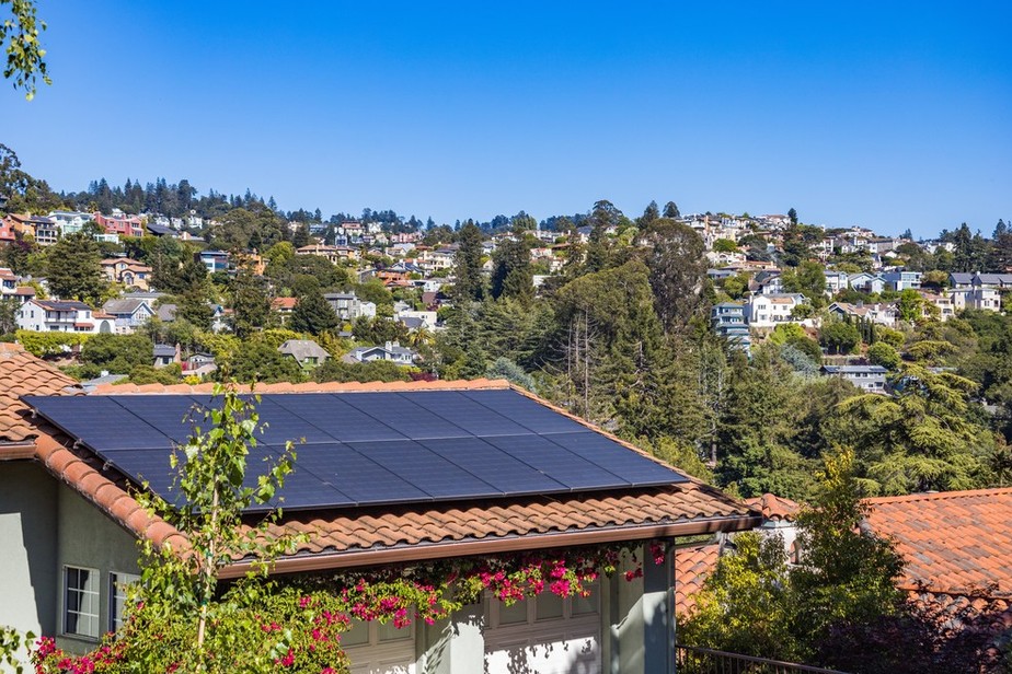 Energia solar vai superar o petróleo em investimentos pela 1ª vez em 2023, diz IEA