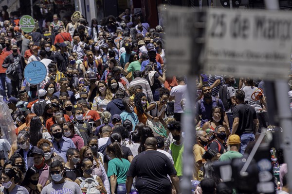 Rua 25 de Março em SP tem lotação na manhã do dia 7 de novembro — Foto: BRUNO ROCHA/FOTOARENA/ESTADÃO CONTEÚDO