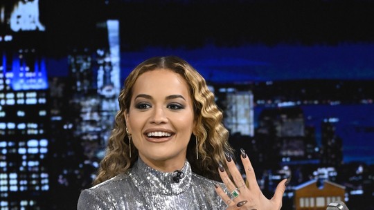 Rita Ora impressiona ao exibi anel de noivado de esmeralda pela primeira vez