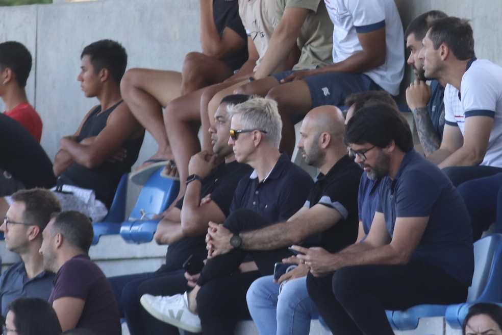 Comitiva do Grupo City ao lado de Vitor Ferraz e Guilherme Bellintani no CT Evaristo de Macedo � Foto: Reprodu��o/Maur�cia da Matta