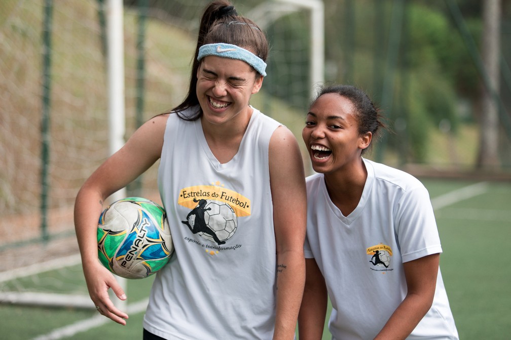 Ana Paula e Thayla participaram juntas do programa Estrelas do Futebol, jogavam no mesmo time, mas agora irÃ£o das universidades diferentes nos EUA (Foto: Marcelo Brandt/ G1)