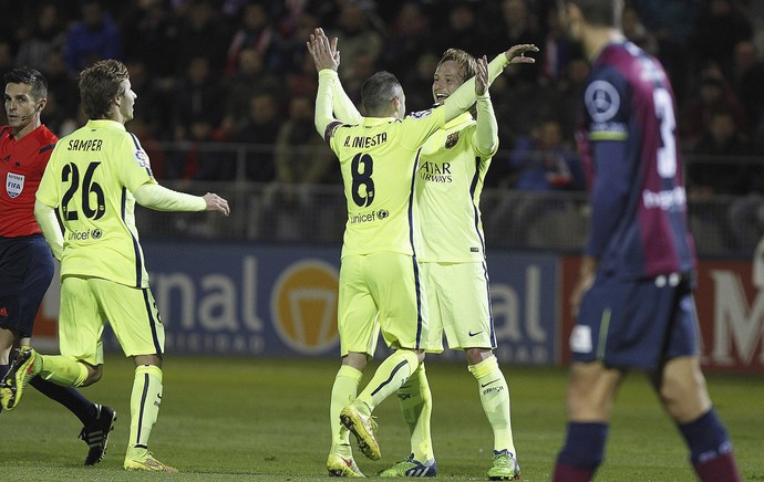 Iniesta e Rakitic, comemoração gol do Barcelona contra o Huesca (Foto: Agência EFE)