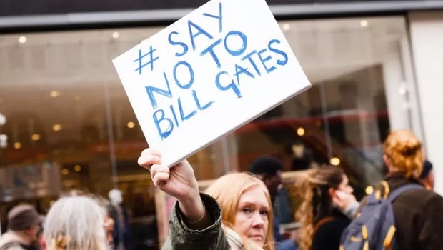 Um ativista em Londres segura uma placa com os dizeres 'Diga não a Bill Gates' (Foto: NURPHOTO via BBC)