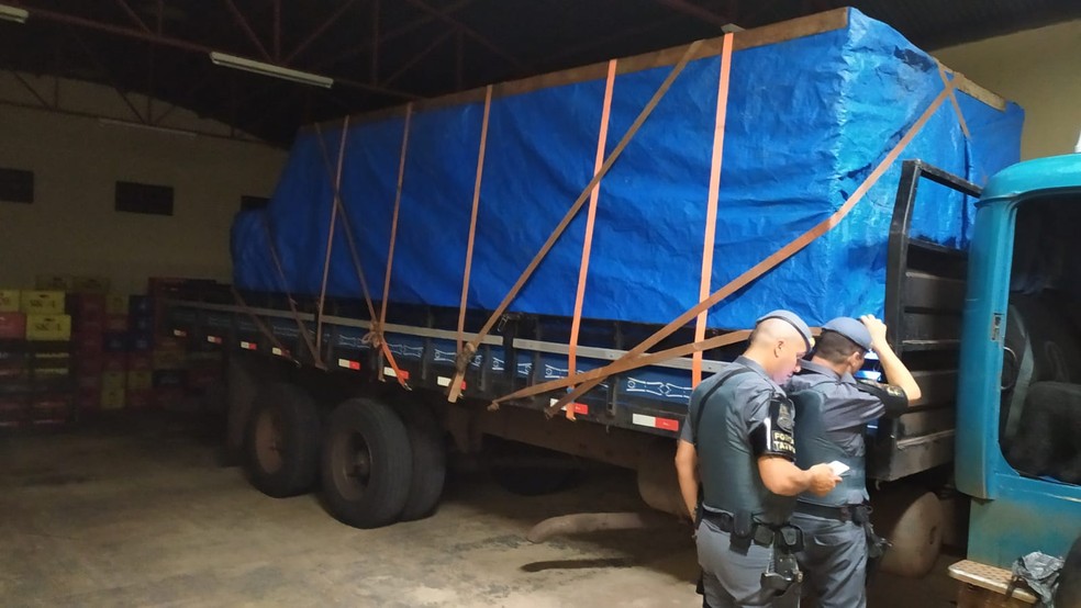 Detidos compravam bebidas de marcas baratas e colocavam rótulos de produtos mais caros — Foto: Polícia Militar/Divulgação