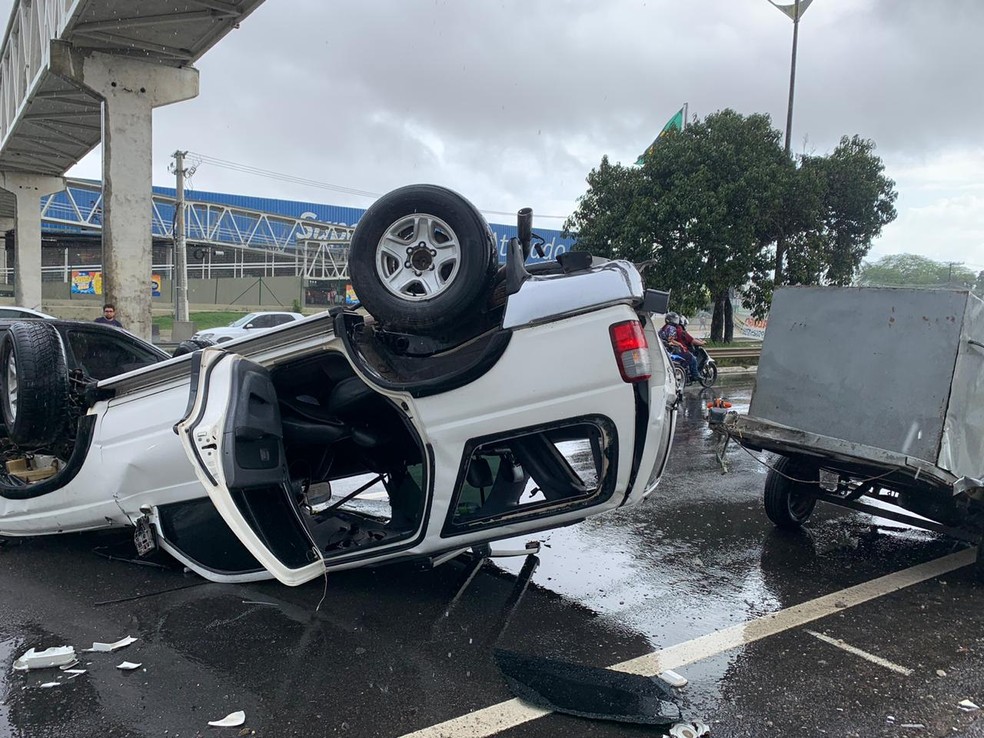 Carro capota na BR-101, na Grande Natal — Foto: Anna Alyne Cunha/Inter TV Cabugi