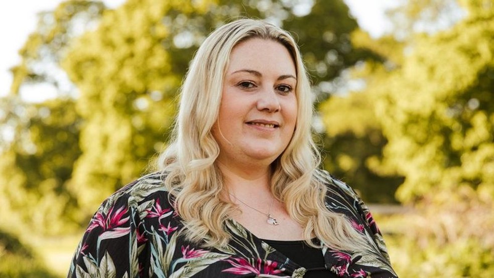 Profissionais de saúde dizem que obesidade deve ser vista como uma doença complexa e que pessoas que sofrem com excesso de peso não devem ser culpadas por isso; Sarah tem características genéticas que favorecem o acúmulo de gordura — Foto: BBC