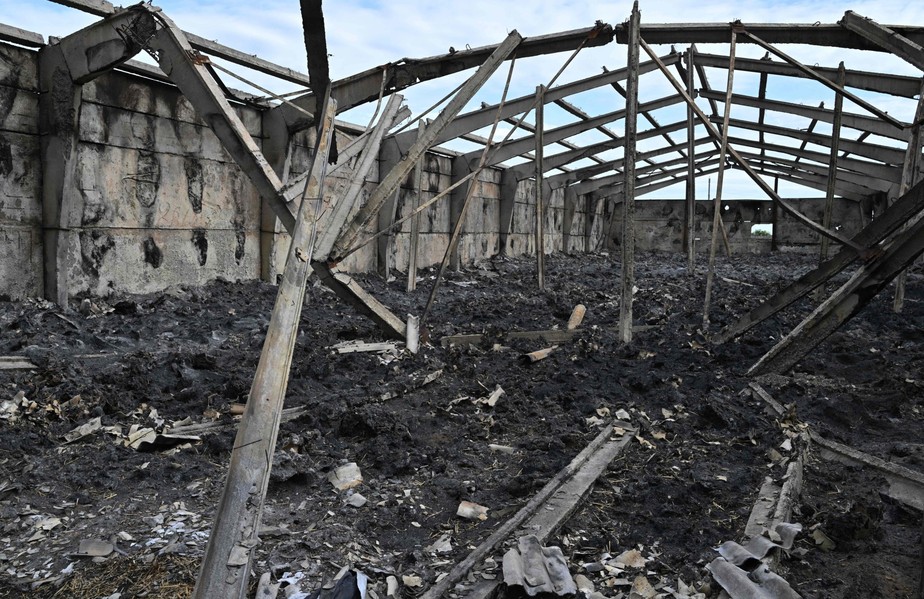 Armazém destruído após um bombardeio em fevereiro de 2022, em uma fazenda na região de Odessa, no Sul da Ucrânia