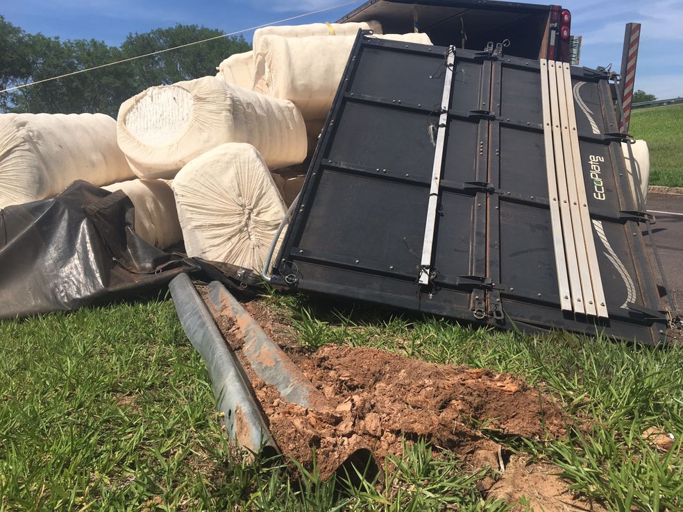 Carreta com algodão tombou em Álvares Machado (Foto: Valmir Custódio/G1)