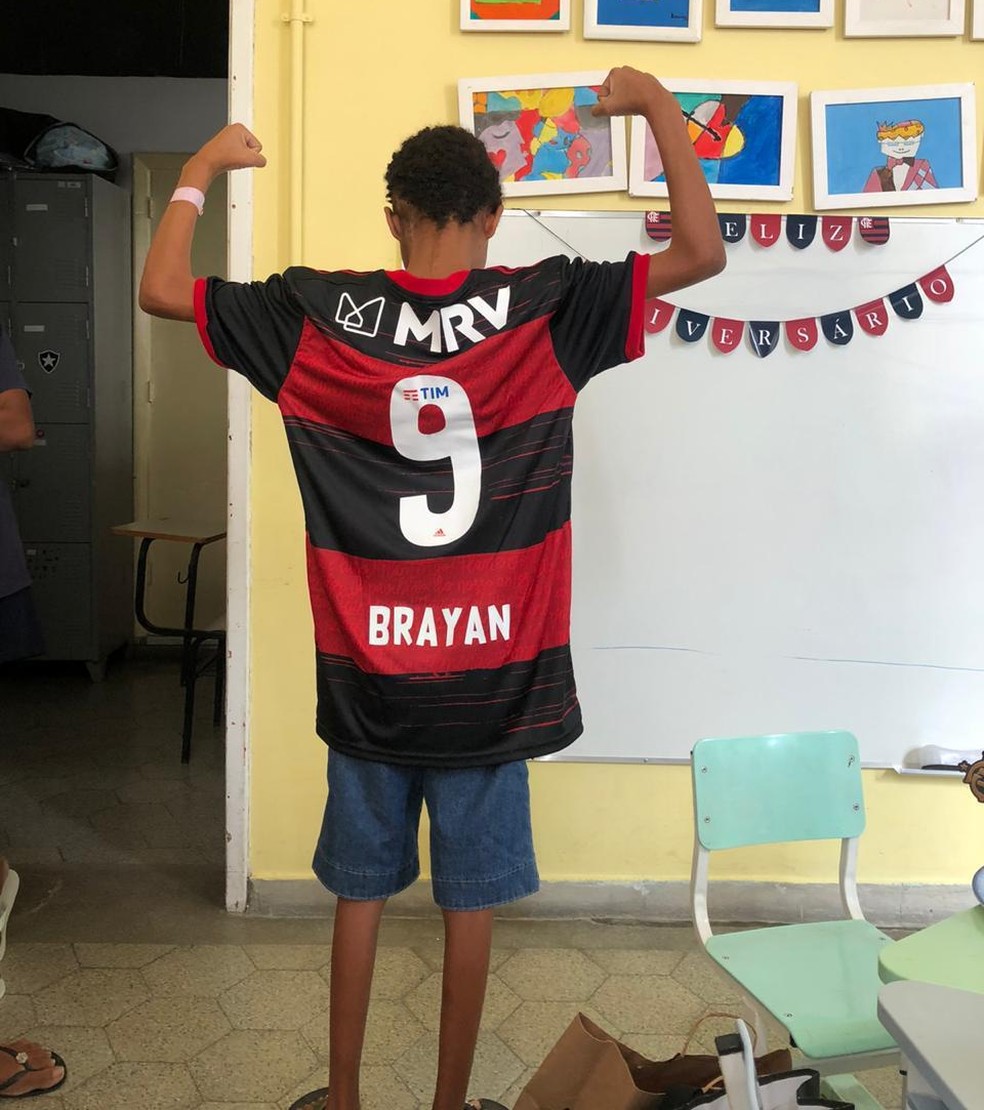 Brayan ganhou camisa do Flamengo da equipe do hospital no dia do aniversário — Foto: Arquivo Pessoal