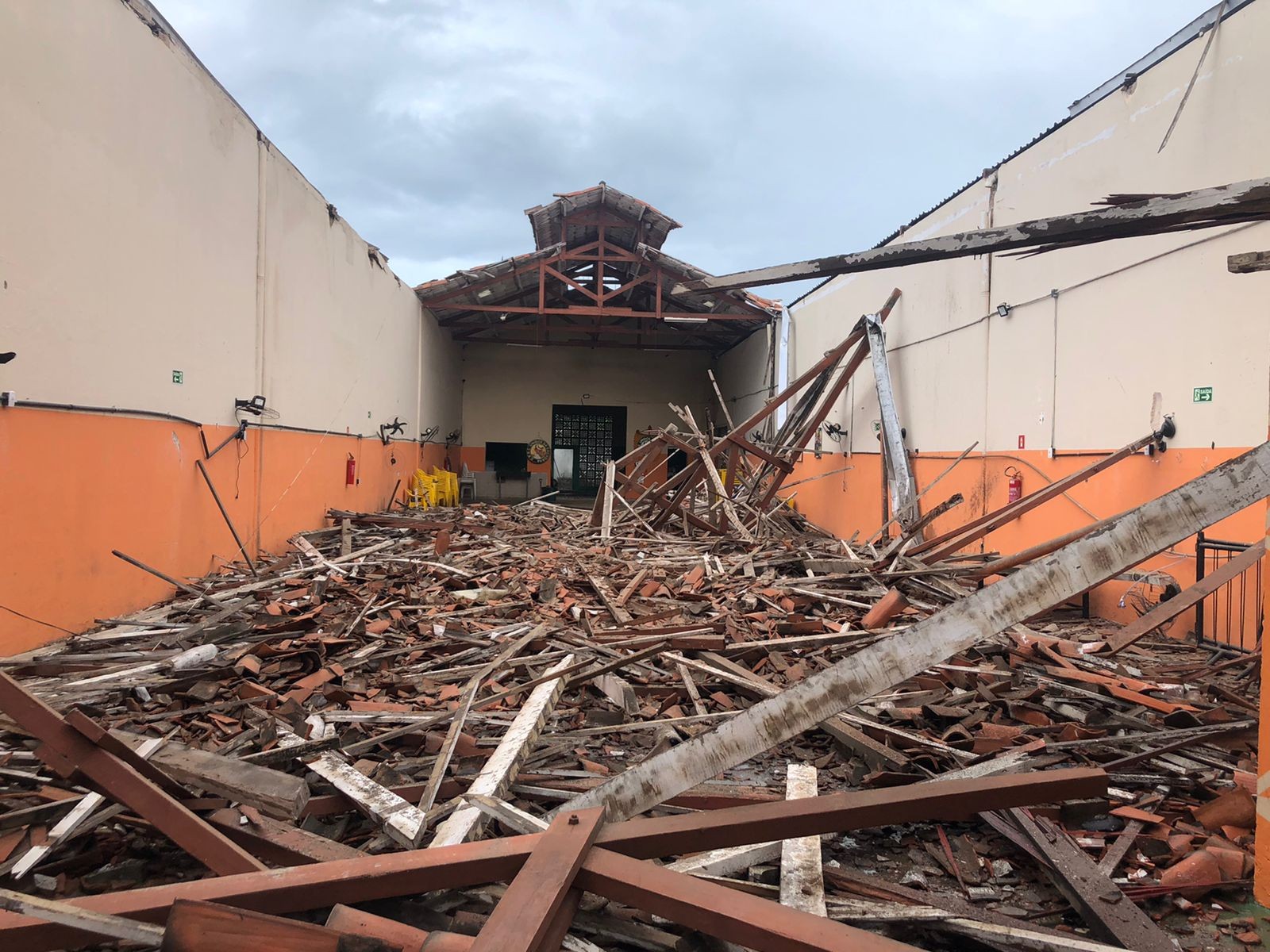 Telhado de quadra de bloco de carnaval desaba e deixa uma pessoa ferida em Fortaleza