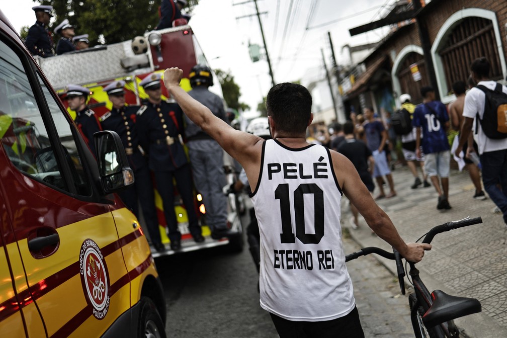 Fã acena durante cortejo de Pelé em Santos.  — Foto: Ueslei Marcelino/Reuters