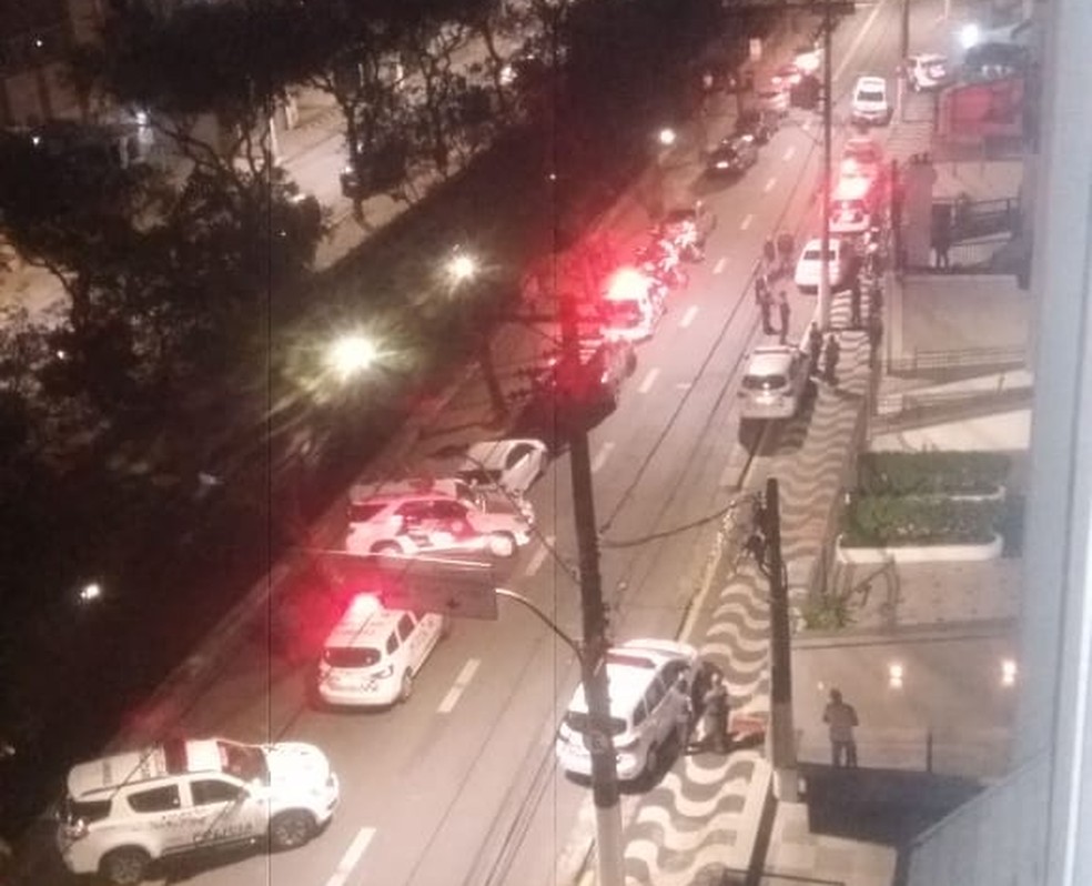Policiais cercaram o prédio e fizeram negociação em Santos — Foto: G1 Santos