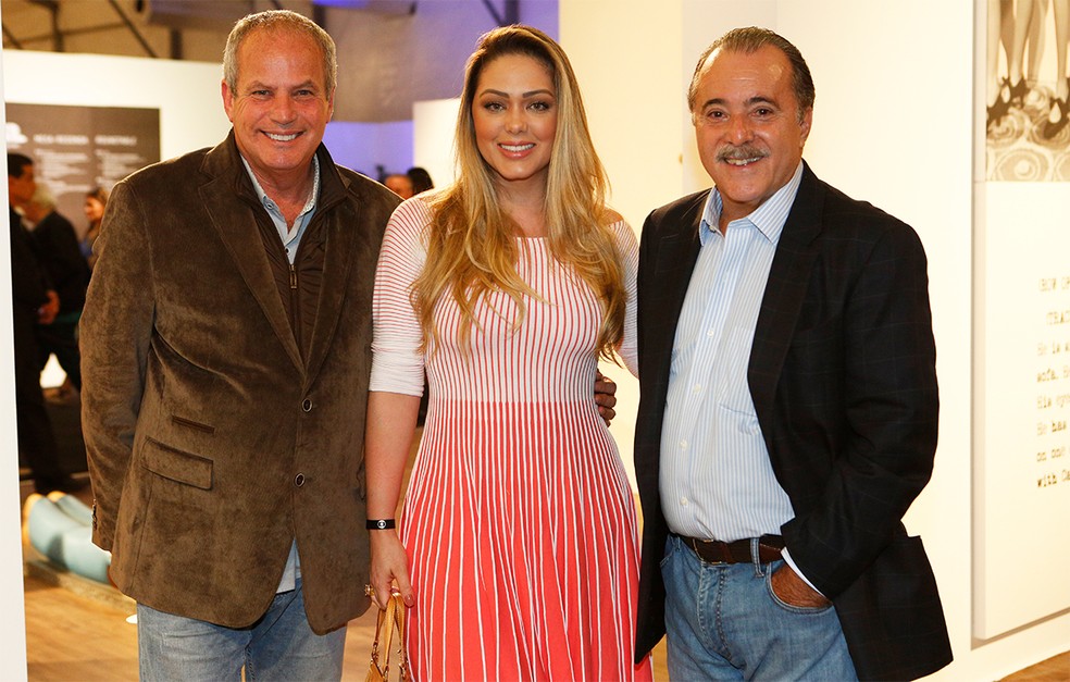 O diretor artístico Jayme Monjardim, a esposa Tânia Mara, e o ator Tony Ramos posam para as lentes do Gshow (Foto: Fábio Rocha/Gshow)