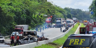 Engavetamento de veículos na BR-408 na manhã de terça (25) deixou várias pessoas feridas e mobilizou operação de resgate — Foto: PRF/Divulgação