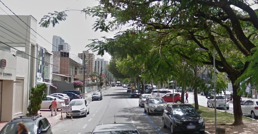 Algumas lojas na Afonso Pena decidiram reabrir nesta terça-feira (5) — Foto: Google Street View