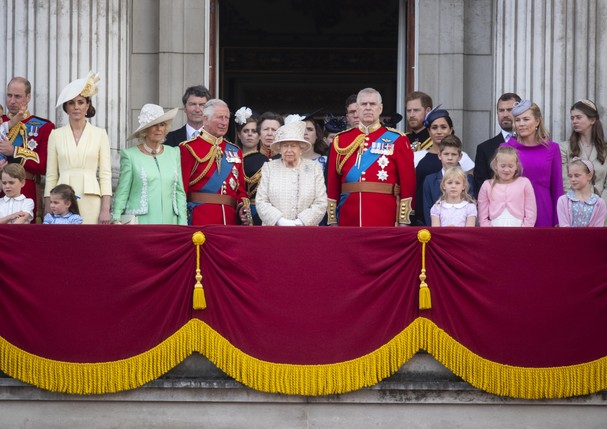 Queen Elizabeth II is joined by members of the royal family on the balcony of Buckingham Place to acknowledge the crowd after the Trooping the Colour ceremony, as she celebrates her official birthday. (Photo by Victoria Jones/PA Images via Getty Images) (Foto: PA Images via Getty Images)