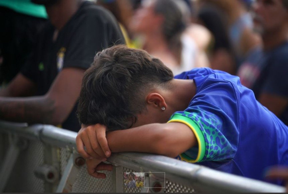 Torcedor do Brasil triste no Fifa Fan Fest, em Copacabana, após derrota do Brasil para Camarões — Foto: Marcos Serra Lima/g1