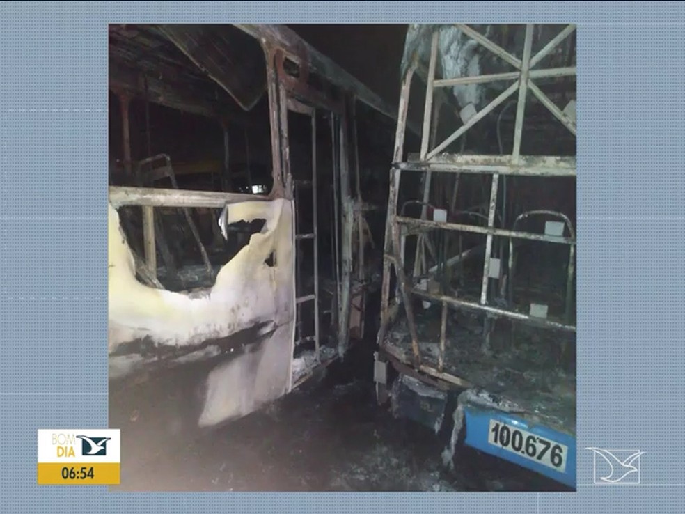 Ônibus ficaram completamente destruídos após o incêndio — Foto: Reprodução/TV Mirante