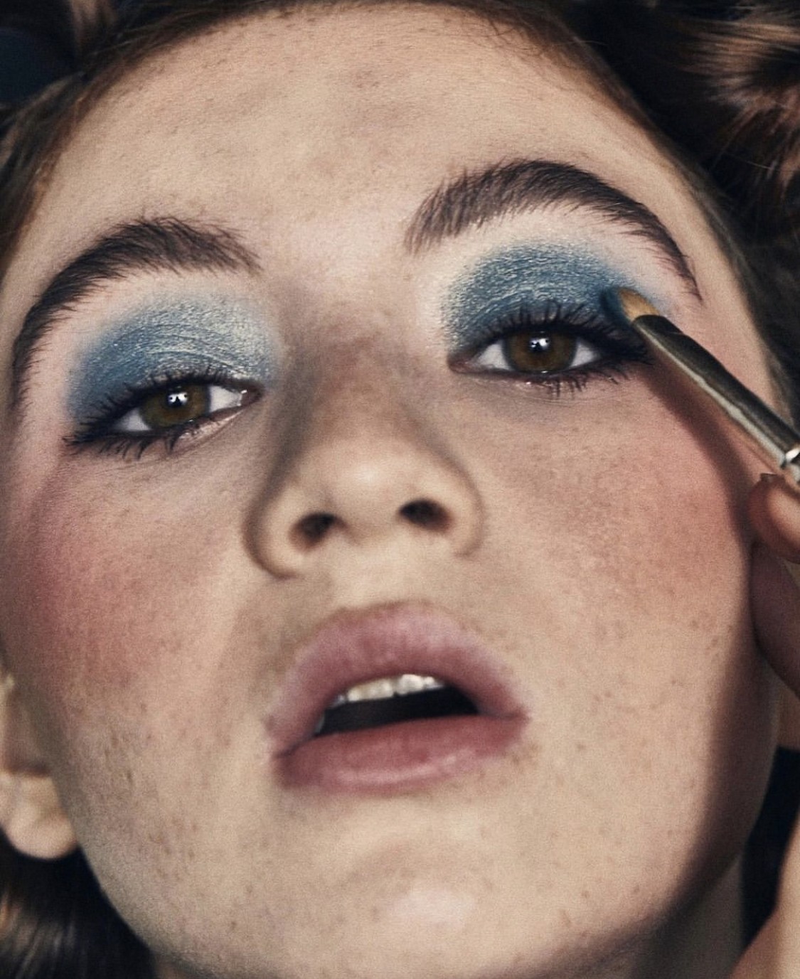 Sombras azuis são o novo hit dos visuais de maquiagem (Foto: Reprodução/Instagram @rafaellacrepaldi)
