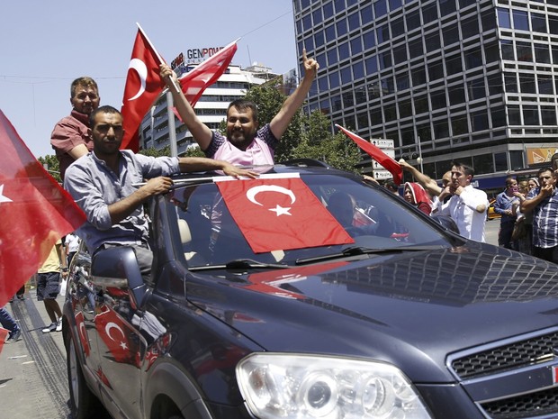 Apoiadores do governo de Erdogan comemoram impedimento da tentativa de golpe na Turquia (Foto: REUTERS/Tumay Berkin)