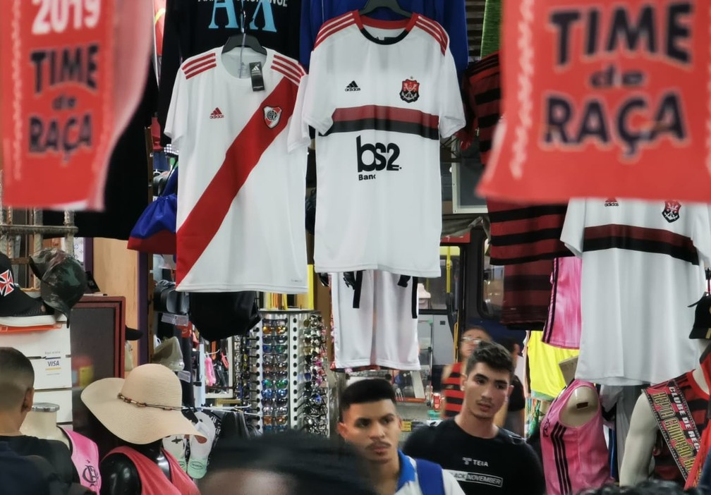 Dona da loja de camisas afirmou que tem vendido mais de 100 bandeiras do Flamengo por dia, em poucas horas — Foto: Marcos Serra Lima
