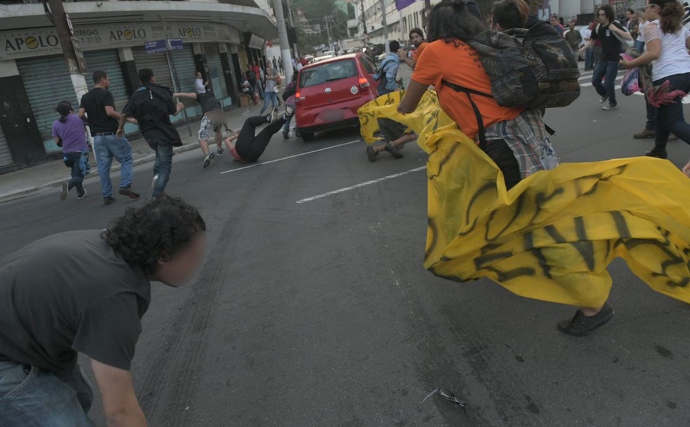 Niterói, 7h: motorista não parou e atropelou manifestantes que interditavam rua — Foto: Reprodução / Redes sociais
