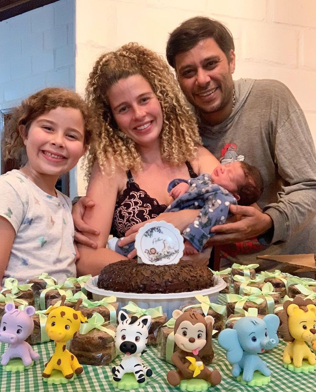 Debby Lagranha e família (Foto: reprodução/instagram)