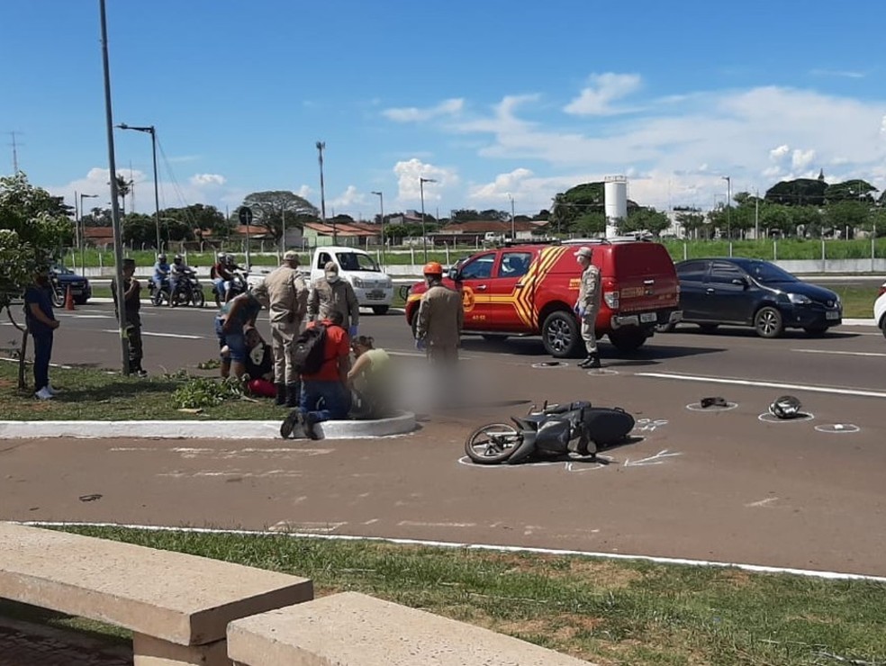 Acidente que provocou a morte de militar da base aérea de Campo Grande ocorreu na tarde desta quarta-feira (2), na avenida Duque de Caxias, em Campo Grande — Foto: José Aparecido/TV Morena