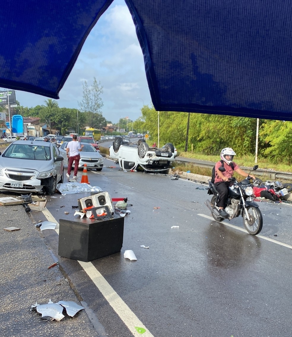 Acidente entre moto, carro e caminhonete em João Pessoa — Foto: Antônio Vieira/TV Cabo Branco