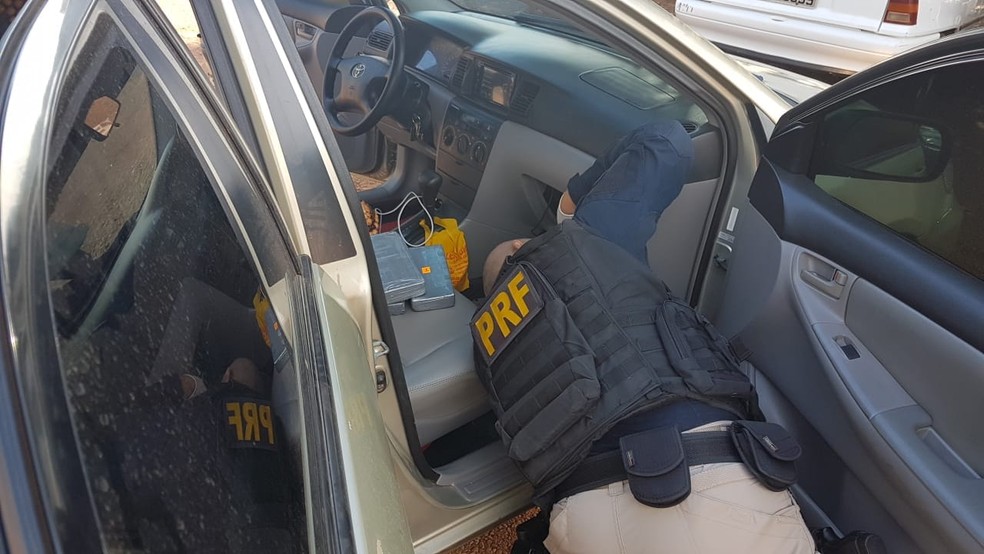 Polícia precisou desmontar o painel do táxi para encontrar a droga escondida (Foto: Divulgação/Polícia Rodoviária Federal no Acre (PRF-AC))