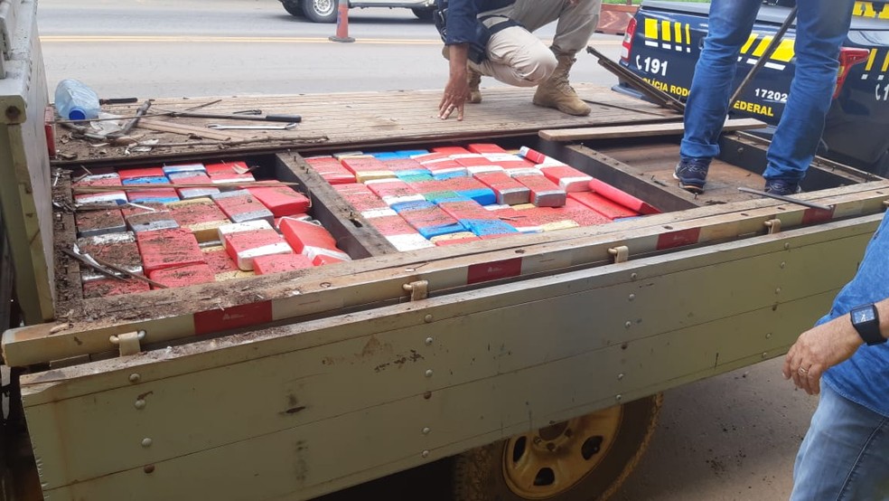 Droga foi encontrada dentro de um fundo falso na caminhonete.  — Foto: PRF/Divulgação