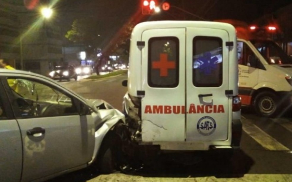 Mãe e filho são arremessados de ambulância — Foto: Reprodução/TV Anhanguera
