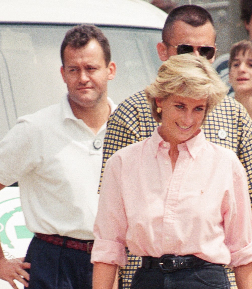 O mordomo e amigo pessoal da Princesa Diana (1961-1997), Paul Burrell acompanhando a mãe dos príncipes Harry e William em viagem à Bôsnia em agosto de 1997 (Foto: Getty Images)