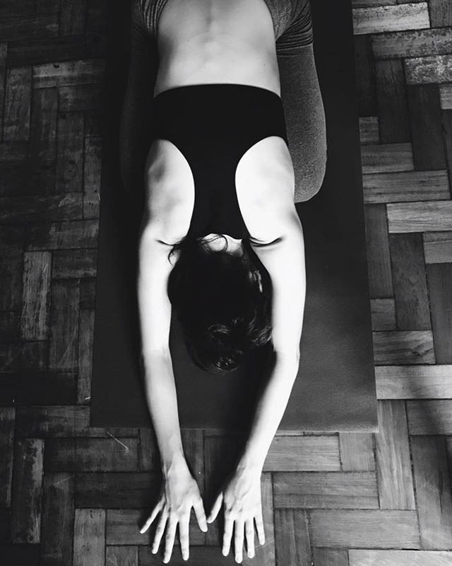 Giselle praticando yoga  (Foto: reprodução Instagram )