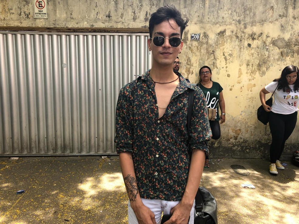 ENEM 2018 - DOMINGO (11) - RECIFE (PE) - Estudante Luiz Monzzaret, de 19 anos, escuta Lana Del Rey antes de encarar as provas — Foto: Pedro Alves/G1