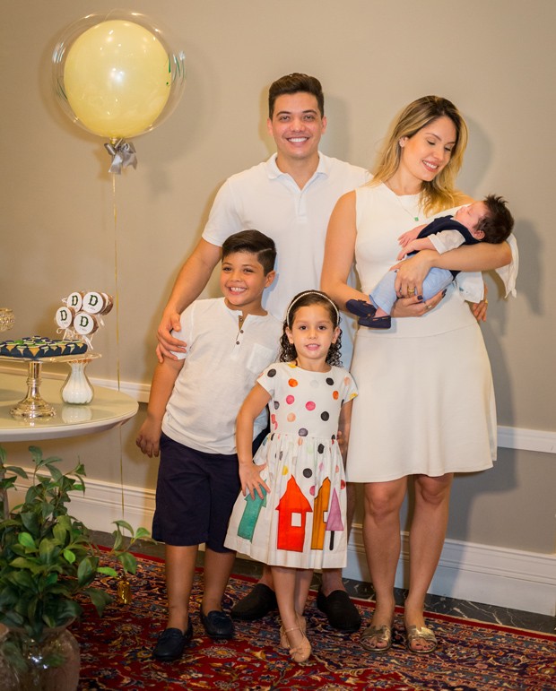 Wesley Safadão com a família no mêsversário de Dom (Foto: Larah Cordeiro)