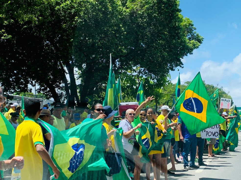 Apoiadores de Bolsonaro ocuparam uma das faixas da Fernandes Lima — Foto: Vivi Leão/g1