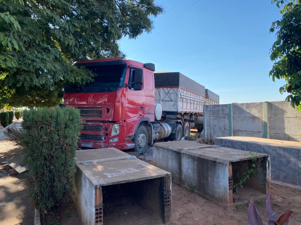 Carreta invadiu o cemitério, destruiu parte do muro e atingiu alguns túmulos em Queiroz (SP) — Foto: Arquivo pessoal/Mauro Lanza
