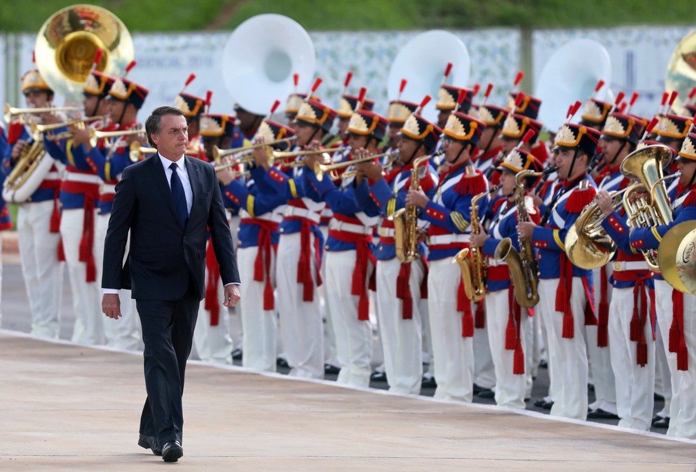 O novo presidente do Brasil, Jair Bolsonaro, passa pelas tropas após cerimônia de posse — Foto: Pilar Olivares/Reuters