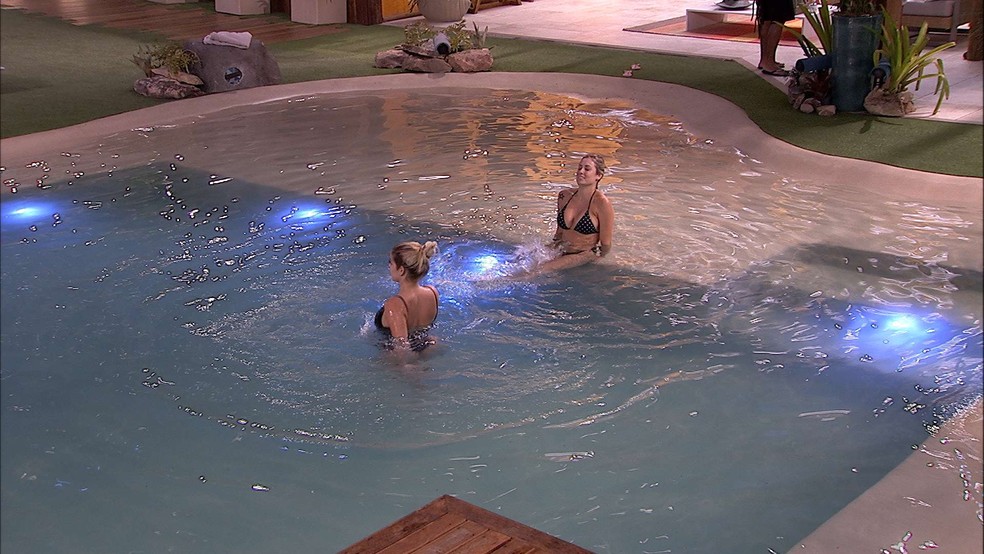 Jaqueline E Jessica Dancam E Cantam Na Piscina Agora Na Casa Gshow