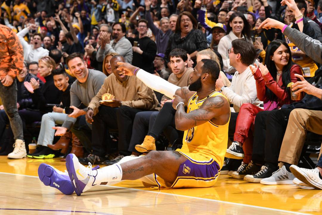 LeBron James comemora falta e cesta de três pelos Lakers